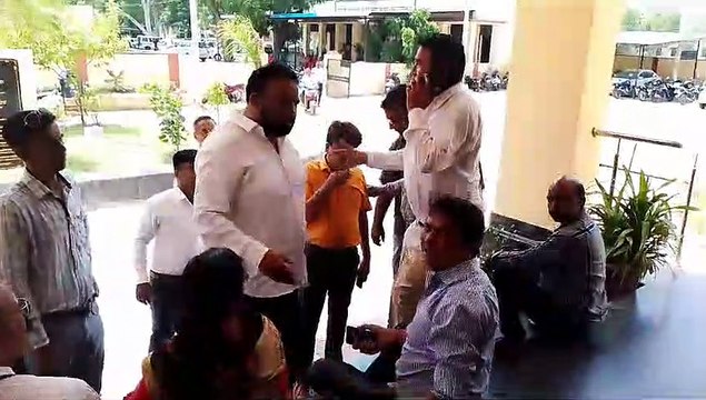 पार्षदों ने सांकेतिक धरना दिया, नारेबाजी कर जताया आक्रोश