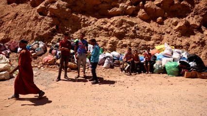 شباب مغاربة تطوعوا بسياراتهم لتوفير الإضاءة لأهالي المناطق المنكوبة