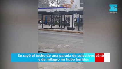 Se cayó el techo de una parada de colectivos céntrica y de milagro no hubo heridos