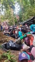 Download Video: Sorprendentes imágenes de cientos de venezolanos atravesando la Selva del Darién