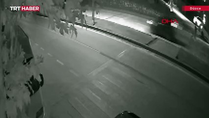 Aracın altında kalmaktan son anda kurtuldu