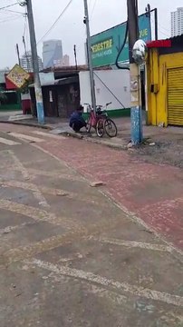 Carreta com toras tomba na BR 101, morador diz que funcionário do ferry esvazia pneus de bikes e mais