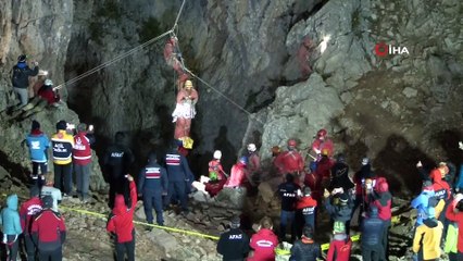 Mağarada mahsur kalan ABD’li dağcı 9 gün sonra kurtarıldı