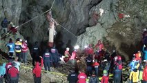 Mide kanaması geçiren ABD'li bilim adamı 9 gün sonra mağaradan çıkartıldı