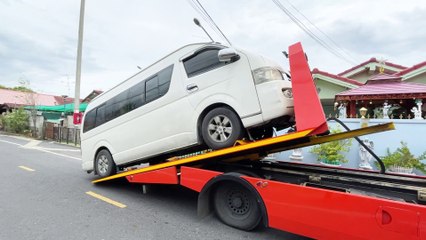 Loading a Passenger Van on a Tow truck