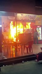 El fuego consume un restaurante de comida rápida en Montero  