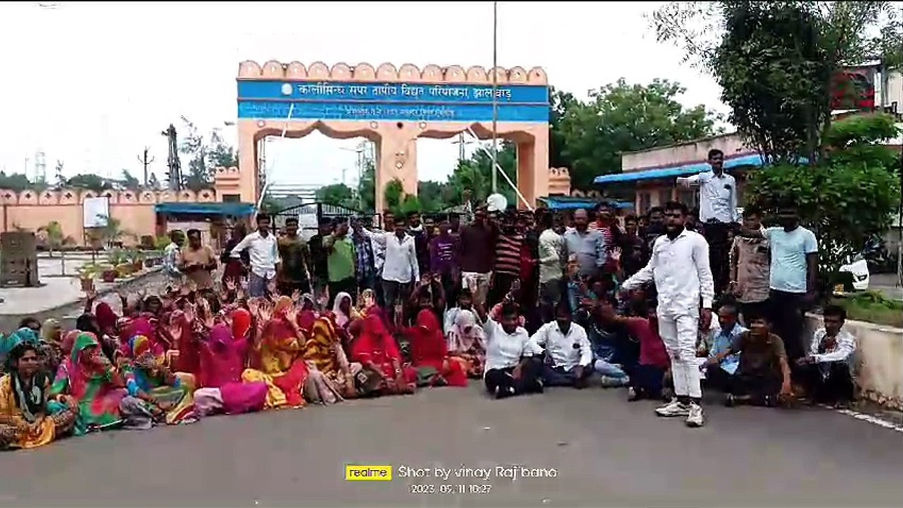 Demand for employment and facilities, villagers protest at thermal gate