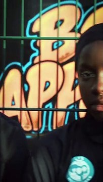 La campagne de pub, en France, des parfumeries Sephora mettant en scène des jeunes filles voilées jouant au foot provoque la colère de la droite