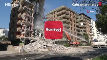 Kahramanmaraş'ta duygu dolu anlar! ‘Gözümüzün bebeği’ dedikleri 30 yıllık evlerinin yıkımını izlediler