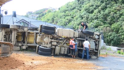 Sarıyer'de hafriyat kamyonu devrildi