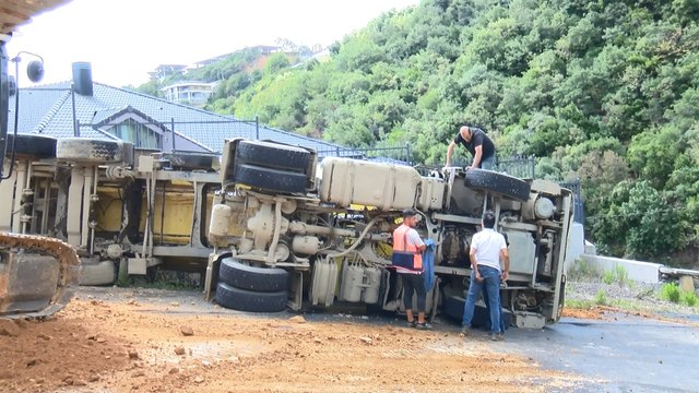 Sarıyer'de hafriyat kamyonu devrildi