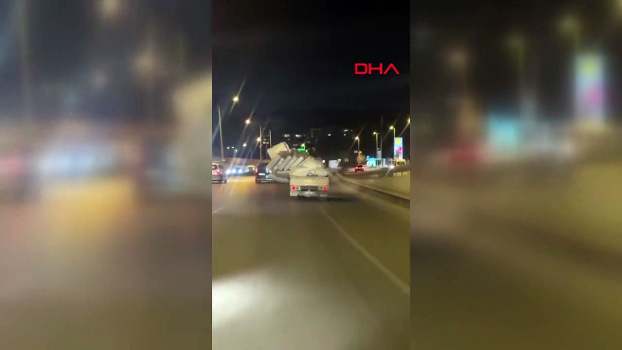 Ümraniye'de Tehlikeli Yolculuk: Yatak Yüklü Kamyonet Trafiği Tehlikeye Attı
