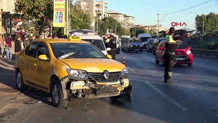 Bursa'da taksiye çarpan otomobil markete girdi, 1 kişi yaralandı