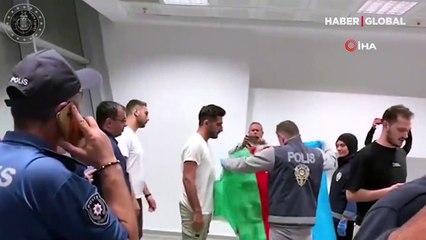 Bayrağı öperek teslim alan polis konuştu: "Kendi bayrağıma nasıl davranmam gerekiyorsa Azerbaycan bayrağına da öyle davrandım"