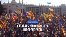 Catalães saem às ruas de Barcelona no dia nacional da Catalunha