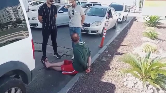 Trafikte tartıştığı iki kişiyi bıçakladı