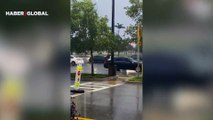 Sosyal medyada viral oldu! Yağmurdan dışarı çıkamadı, Tesla'yı kapının önüne böyle çağırdı