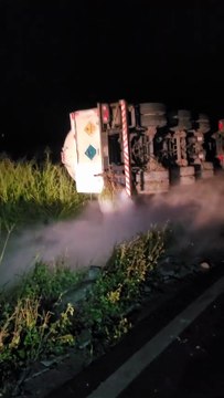 Caminhão carregado de oxigênio líquido tomba em Satuba; condutor ficou ferido