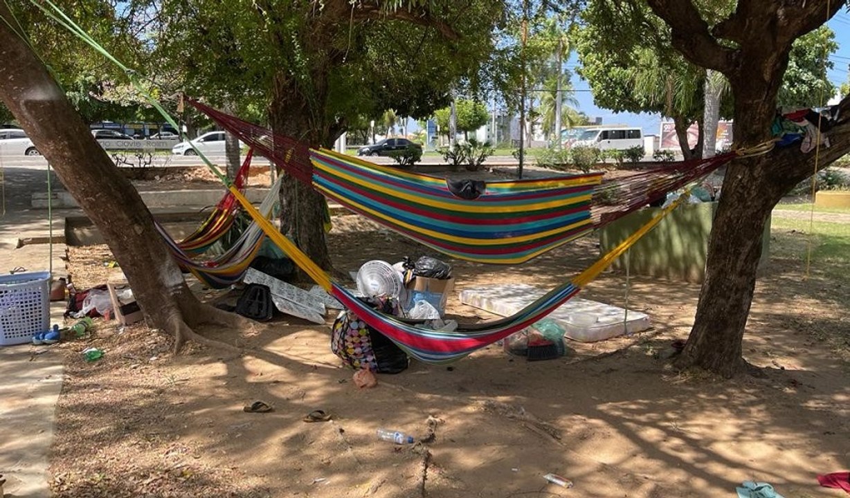 Em situação precária, 20 venezuelanos, incluindo crianças, estão vivendo nas ruas de Cajazeiras