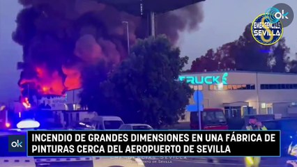 Incendio de grandes dimensiones en una fábrica de pinturas cerca del aeropuerto de Sevilla