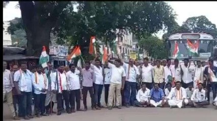 జగిత్యాల: జాతీయ రహదారిపై కాంగ్రెస్ పార్టీ ఆధ్వర్యంలో రాస్తారోకో