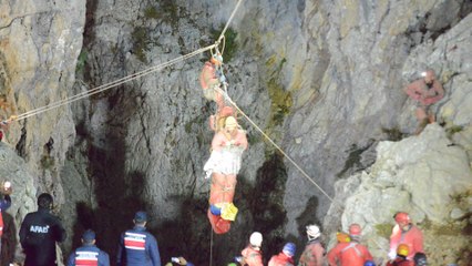 Rescatan a espeleólogo estadounidense atrapado en una cueva de más de mil metros de profundidad en Turquía