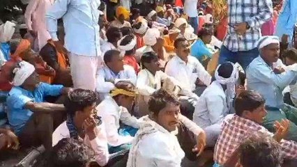 बड़वानी: हजारों आदिवासियों ने घेरा कलेक्ट्रेट,प्रशासन के हाथ पैर फूले