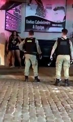 Policiais aplicam golpes de cassetete em mulheres durante abordagem