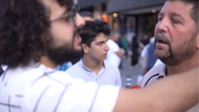 Sokak röportajında muhabir öpüştüklerini iddia ettiği gençlere tepki gösterdi: Erkekle erkeğe siz kimsiniz, elimde kalırsınız