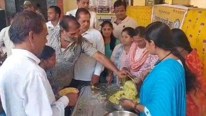 झाबुआ: पटवारियों ने अनोखे अंदाज में किया प्रदर्शन,सरकार के खिलाफ जारी है आक्रोश