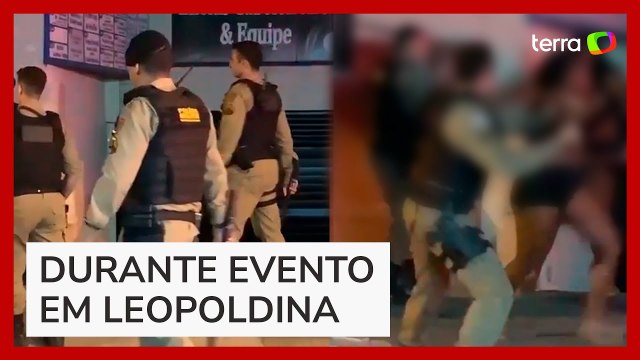 PMs são flagrados agredindo mulheres com golpes de cassetete em MG