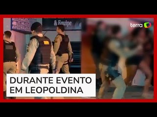 PMs são flagrados agredindo mulheres com golpes de cassetete em MG
