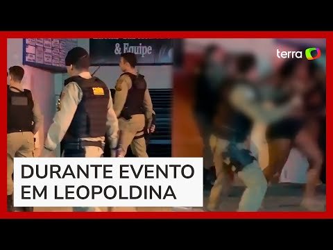 PMs são flagrados agredindo mulheres com golpes de cassetete em MG