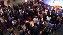 Standing ovation per Meloni all'Assemblea Nazionale di Fratelli d'Italia e lei scherza con la stampa