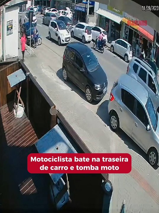 Motociclista bate na traseira de carro e tomba moto