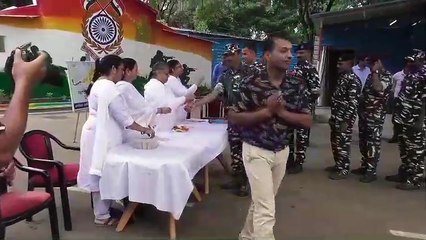 ब्रह्माकुमारी बहनों ने सीआरपीएफ जवानों को बांधा रक्षासूत्र