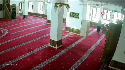 Küçükçekmece'de caminin mikrofonunu çalan şahıs kamerada