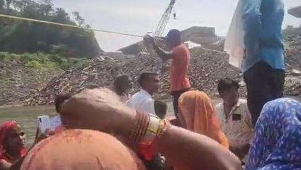 बांसवाड़ा: जान जोखिम में डालकर नदी पार करने को श्रद्धालु मजबूर, देखें VIDEO