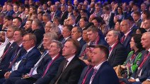 Putin diz que ajuda ocidental à Ucrânia pode prolongar conflito e defende Trump