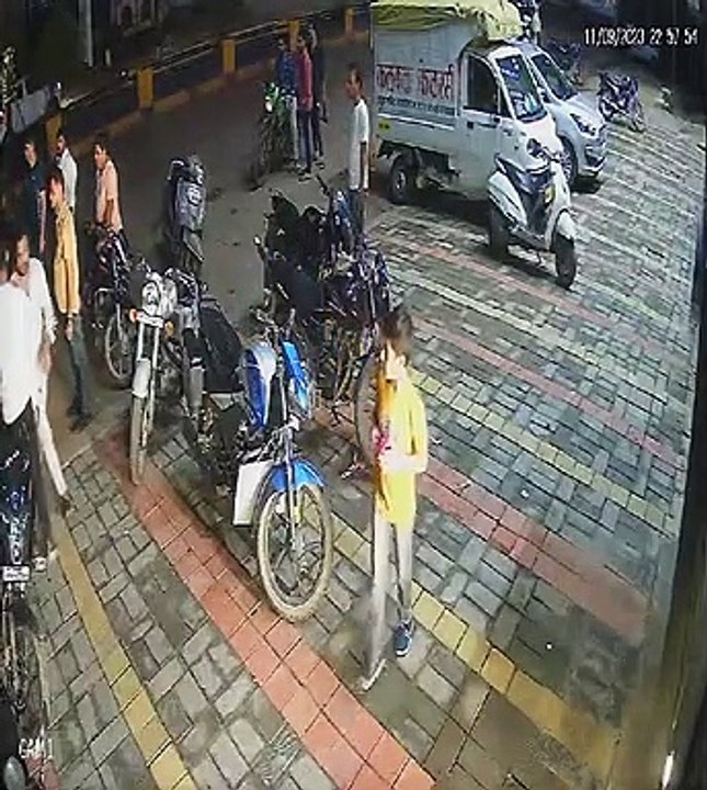 video story-बर्थडे पार्टी में उपजा विवाद, बदमशों ने बीच शहर में चाकू दिखाकर फैलाई दहशत