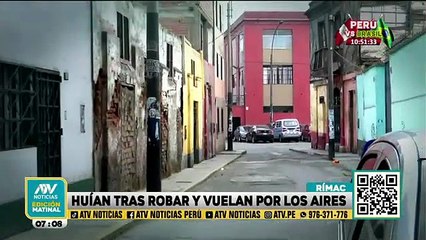 Raqueteros en moto chocan con camioneta tras asaltar a estudiante