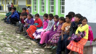 Niños en la Sierra de Chihuahua regresan a clases sin mochilas