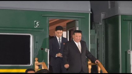 L'arrivo di Kim Jong-un in Russia, scende sorridente dal treno
