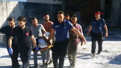 Körfez'de Rüzgarın Etkisiyle İşçilerin Üzerine Kapı Devrildi