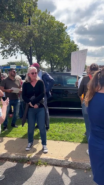 Manifestation devant les bureaux de la députée provinciale Marie-Belle Gendron