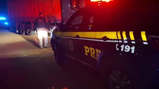 PRF recupera caminhão e apreende carga com 300 mil maços de cigarros em Francisco Alves