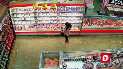 Download Video: Mulher é presa após furtar mais de R$ 5 mil em picanha de supermercado