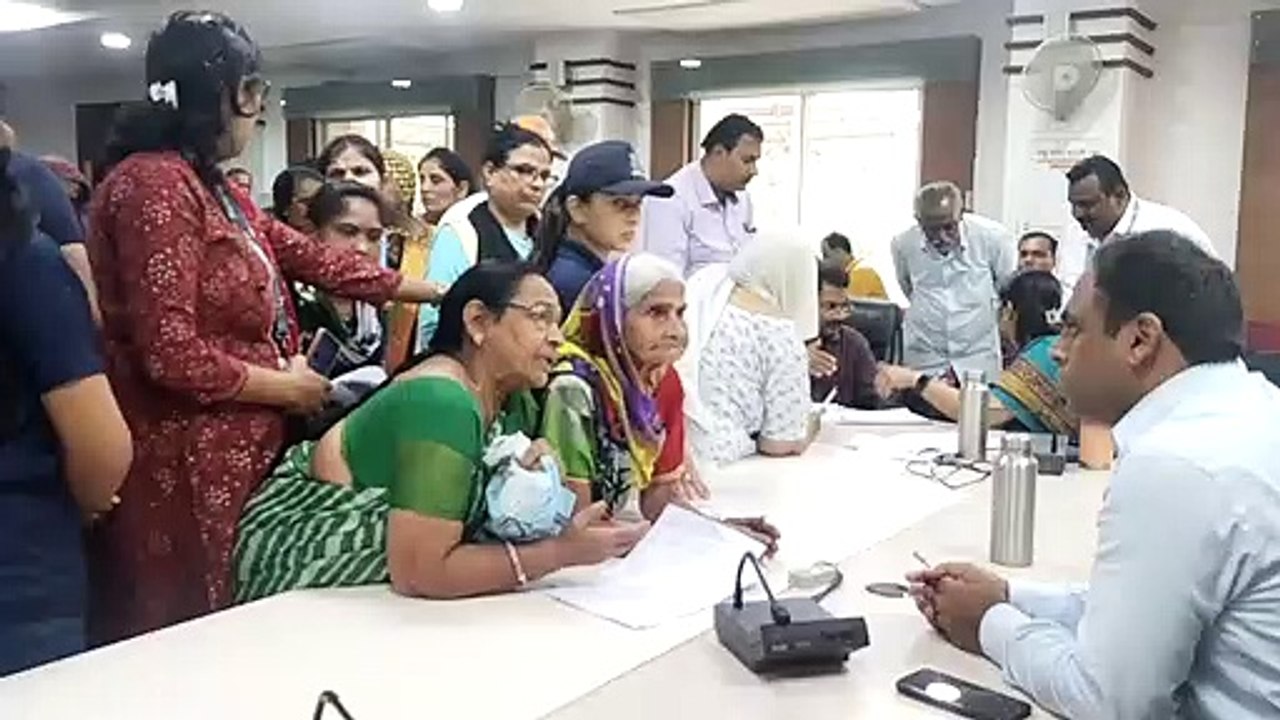 Video: इंदौर कलेक्टर ने दी स्कूटी तो खिल उठा चेहरा