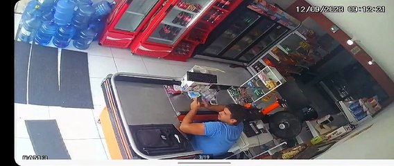 Dupla assalta padaria e foge em carro de placa fria em Maceió