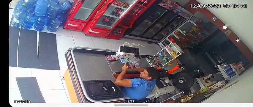 Dupla assalta padaria e foge em carro de placa fria em Maceió